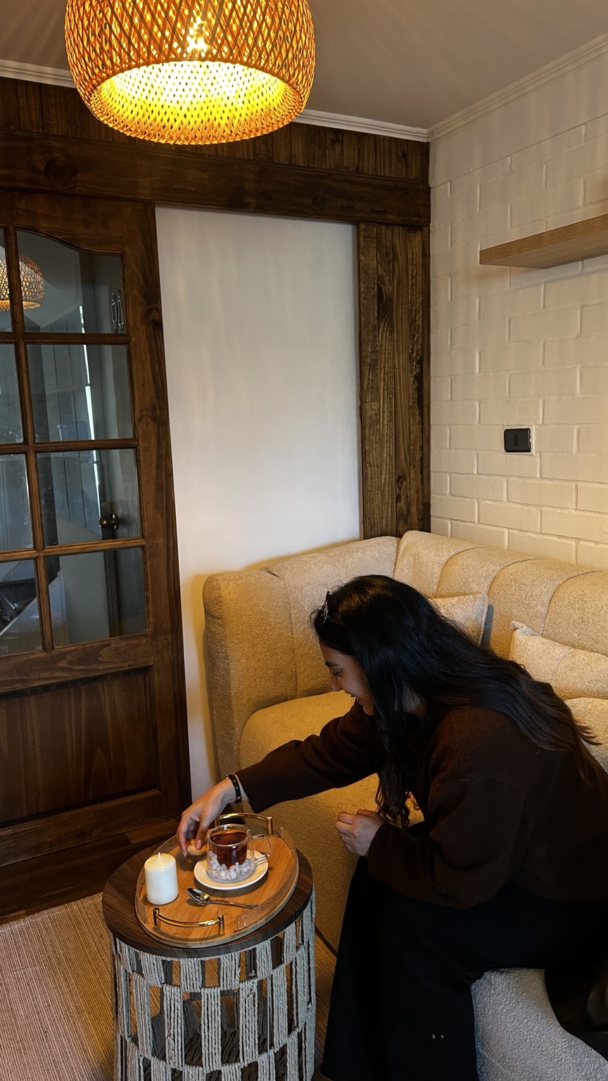Una pausa en la recepción de Isidora Estética, con luz cálida y materiales naturales.